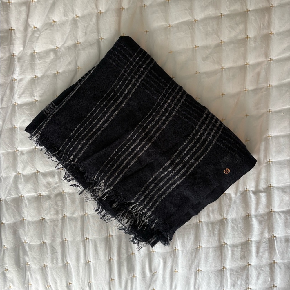Lululemon Navy and Gray Striped Scarf